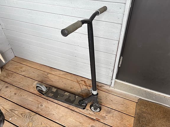 Kickbike / sparkcykel svart med camomönstrat deck