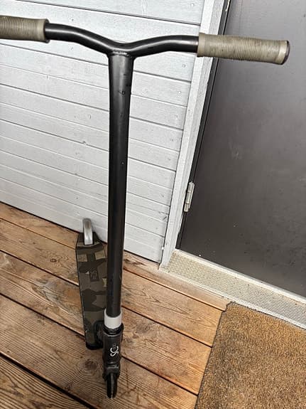 Kickbike / sparkcykel svart med camomönstrat deck
