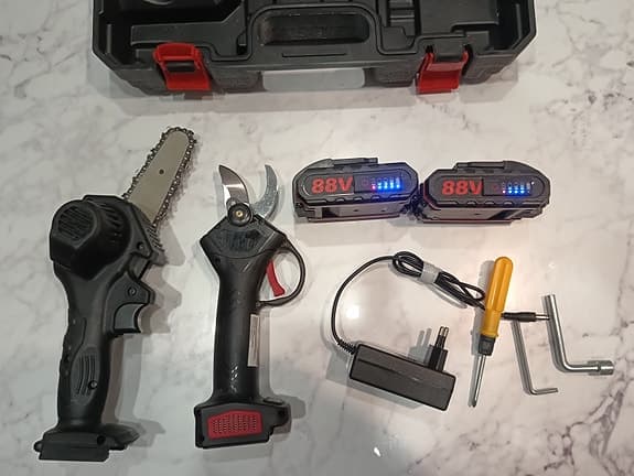 Mini Motorsåg och Sekatör Set med Batterier och Laddare