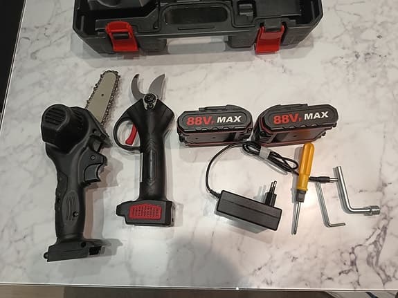 Mini Motorsåg och Sekatör Set med Batterier och Laddare