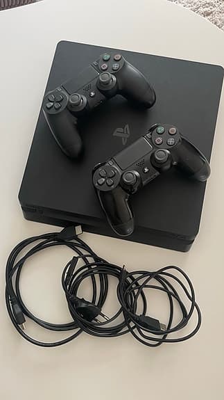 Sony PlayStation 4 med tillbehör