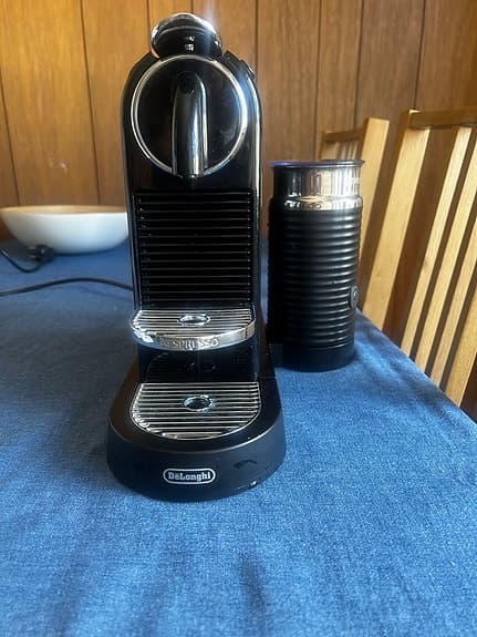 De'Longhi kapsel espressomaskin svart med mjölkskummare