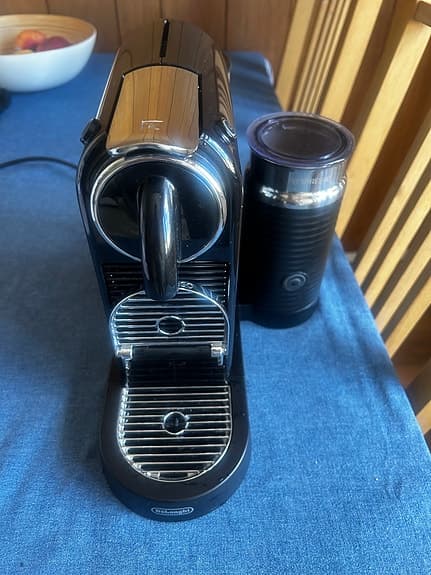 De'Longhi kapsel espressomaskin svart med mjölkskummare