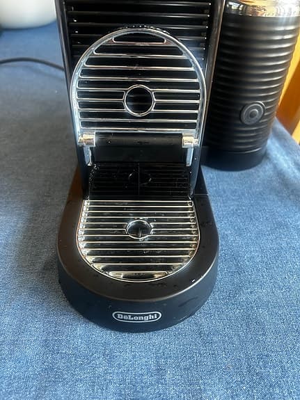 De'Longhi kapsel espressomaskin svart med mjölkskummare