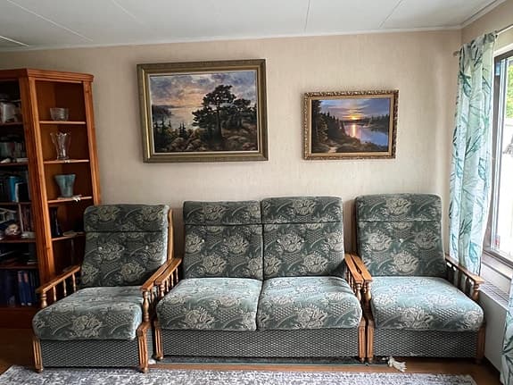 Bäddsoffa 2-sits och två bäddsfåtöljer.