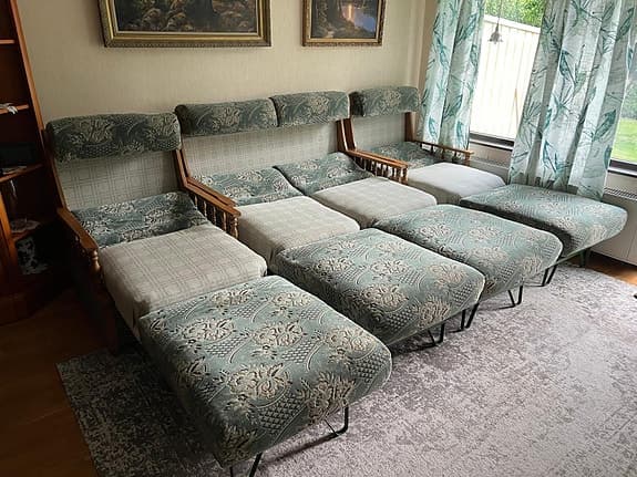 Bäddsoffa 2-sits och två bäddsfåtöljer.