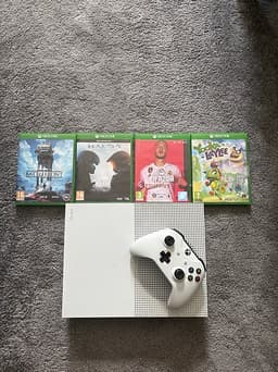 Xbox One S med handkontroll, HDMI-kabel, strömkabel & 4 spel
