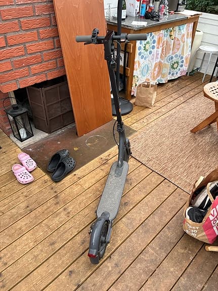 Svart elsparkcykel Xiaomi scooter essential