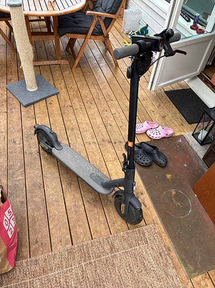 Svart elsparkcykel Xiaomi scooter essential