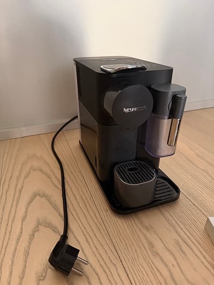 De'Longhi Nespresso One kapselmaskin svart
