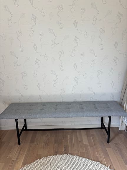 Dekorativ bänk i ljusgrå tyg