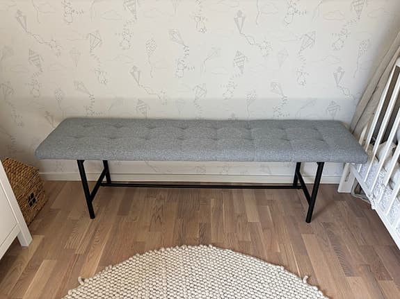Dekorativ bänk i ljusgrå tyg