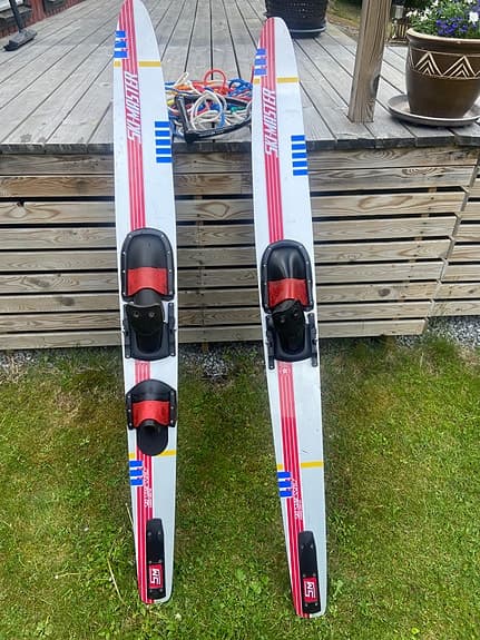 Jobe vattenskidor vit/röd med justerbara bindningar