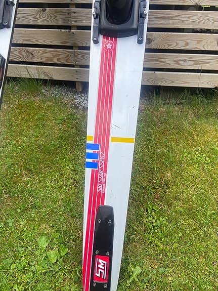 Jobe vattenskidor vit/röd med justerbara bindningar