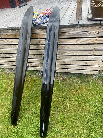 Jobe vattenskidor vit/röd med justerbara bindningar