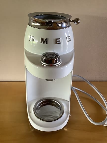 Oanvänd Smeg kaffekvarn Vit, modell CGF01WHEU