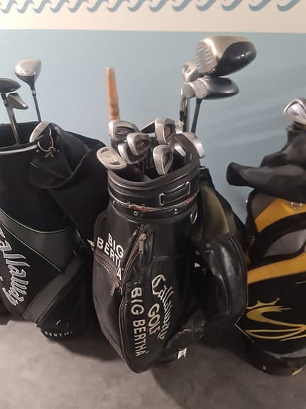 2 golfset, resbag, 2 vagnar