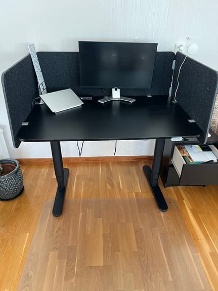 Elektrisk Höj och sänkbar skrivbord från ikea.