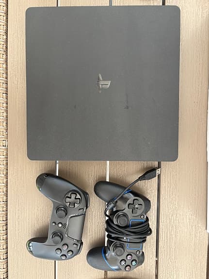 PlayStation 4 spelkonsol svart med 2st. Handkontroller