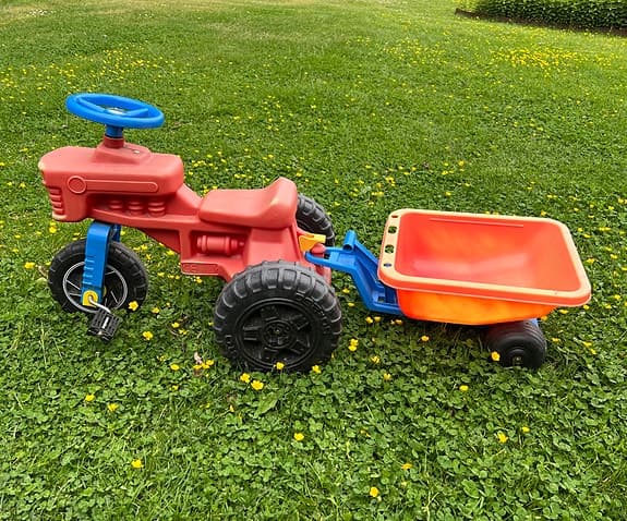 En tuff  tramptraktor med släp och tippbart flak.  Hel och fräsch.