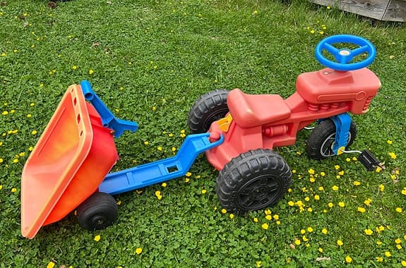 En tuff  tramptraktor med släp och tippbart flak.  Hel och fräsch.