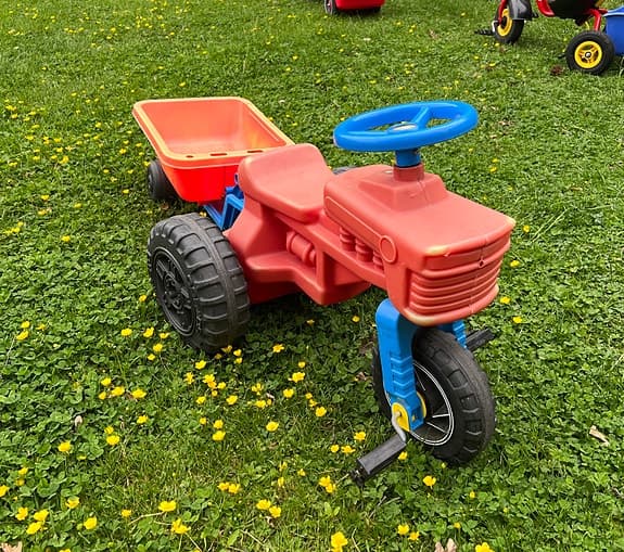 En tuff  tramptraktor med släp och tippbart flak.  Hel och fräsch.