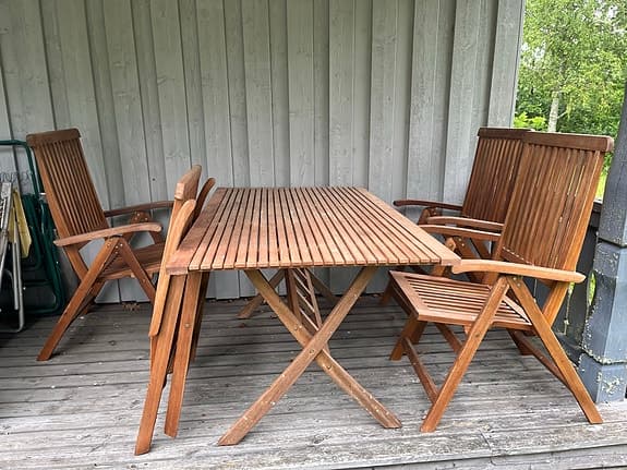 Trädgårdsgrupp bord och 4 stolar i trä