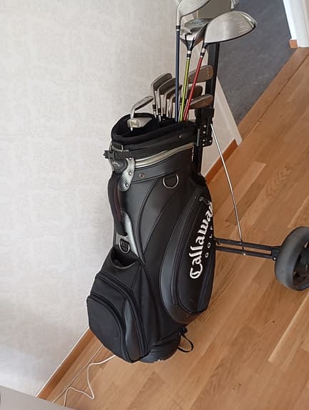 Callaway golfbag med Cobra järnklubbor och vagn