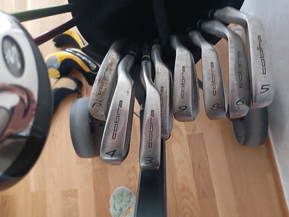 Callaway golfbag med Cobra järnklubbor och vagn