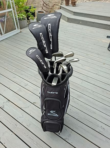Cobra golfset XL Speed, Black Gold med vagnbag och klubbor, höger, grafit