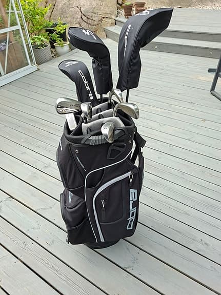 Cobra golfset XL Speed, Black Gold med vagnbag och klubbor, höger, grafit