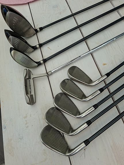 Cobra golfset XL Speed, Black Gold med vagnbag och klubbor, höger, grafit