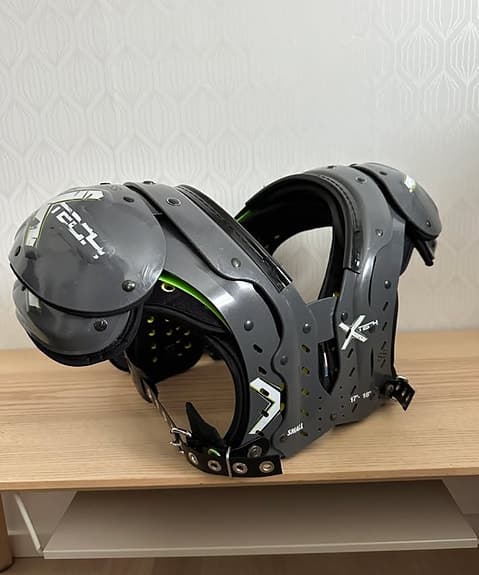 X-Tech SS Axelskydd – Storlek S (17–18")