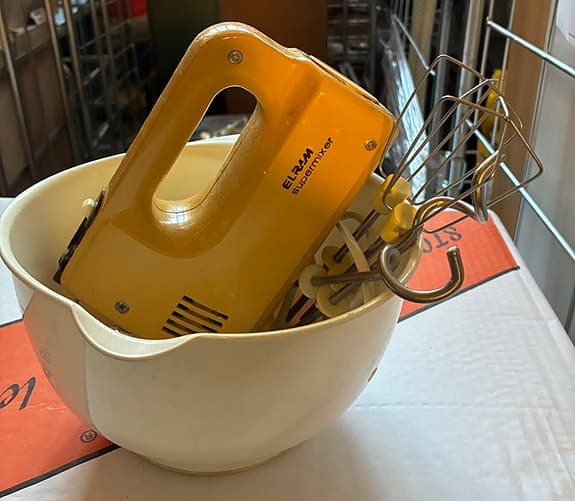 Elvisp och plastskål
