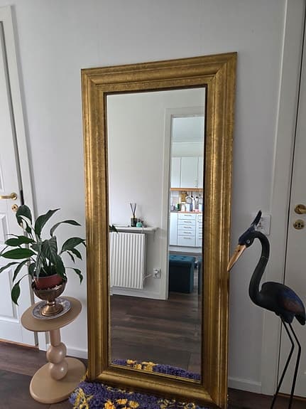 Stor vacker spegel 180 × 80 cm med fasettslipat glas och massiv guldram.