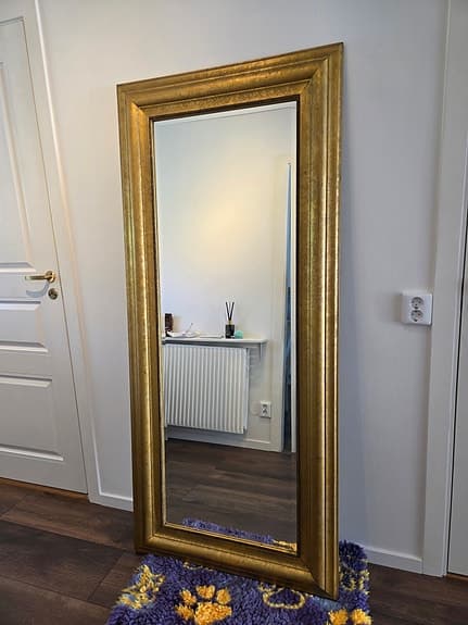 Stor vacker spegel 180 × 80 cm med fasettslipat glas och massiv guldram.