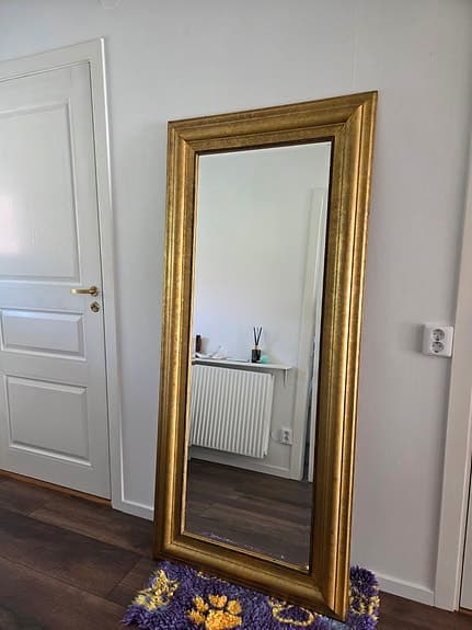 Stor vacker spegel 180 × 80 cm med fasettslipat glas och massiv guldram.