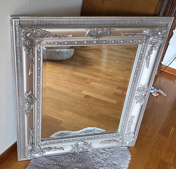 Stor vacker spegel med dekorerad ram och fasettslipat glas. 75 × 85 cm.