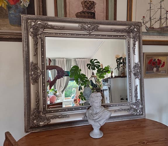 Stor vacker spegel med dekorerad ram och fasettslipat glas. 75 × 85 cm.