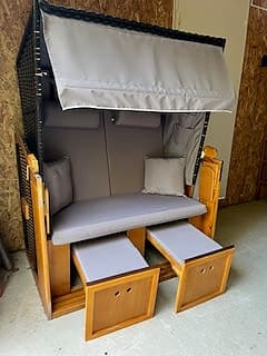 Strandkorg tvåsits med fotpallar grå