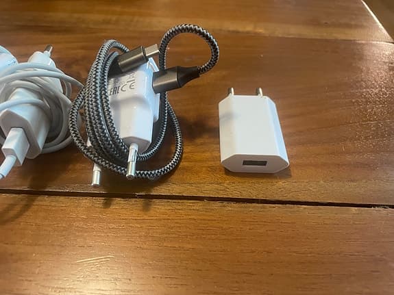 Iphone och Android laddare med kablar, läs beskrivningen!