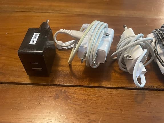 Iphone och Android laddare med kablar, läs beskrivningen!