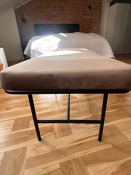 Bänk i sammet med underrede i metall