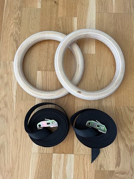 Gymnastikringar i trä med remmar