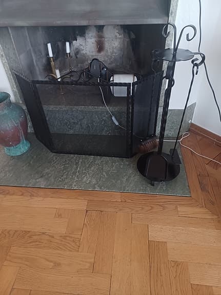 Mycket fint eldskydd med tillhörande eldverktyg.