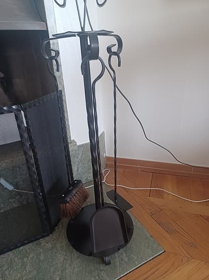 Mycket fint eldskydd med tillhörande eldverktyg.