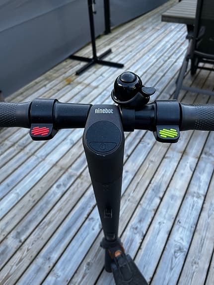 Ninebot elsparkcykel svart