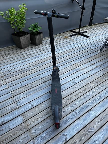 Ninebot elsparkcykel svart