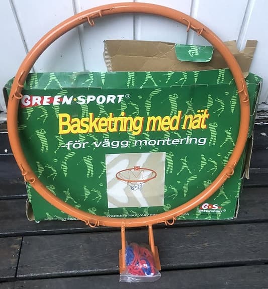 Oanvänd basketkorg i metall från Green Sport, komplett med nät