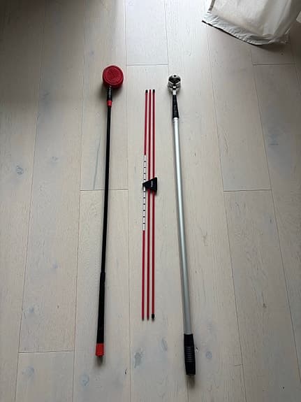 Golfträningsset med svingtränare, siktpinnar och bollhov